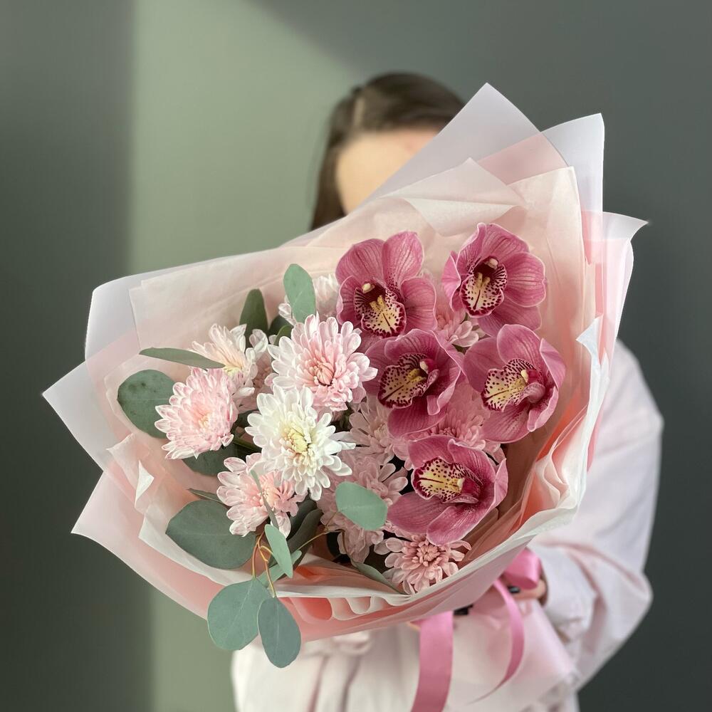 https://content2.flowwow-images.com/data/flowers/1000x1000/08/1676197341_72841308.jpg