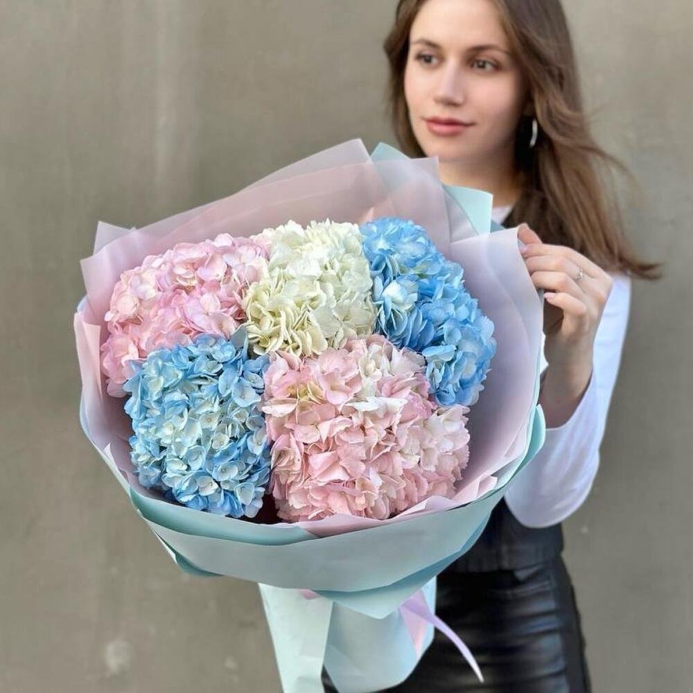 https://content2.flowwow-images.com/data/flowers/1000x1000/57/1695627107_61074657.jpg