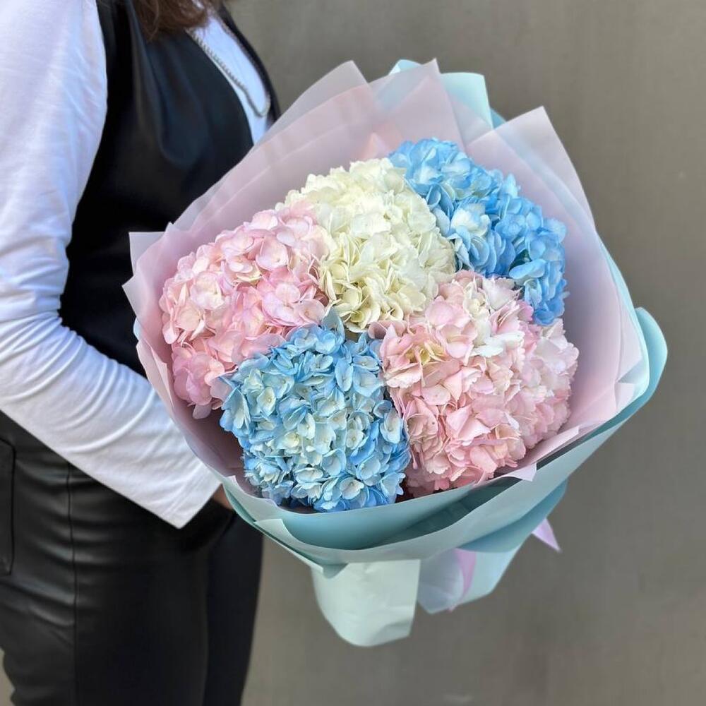https://content2.flowwow-images.com/data/flowers/1000x1000/96/1695627107_75698796.jpg